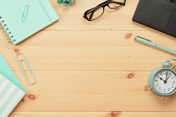 Bovenaanzicht boven werkplaats met laptop en kantoorbenodigdheden — Stockfoto