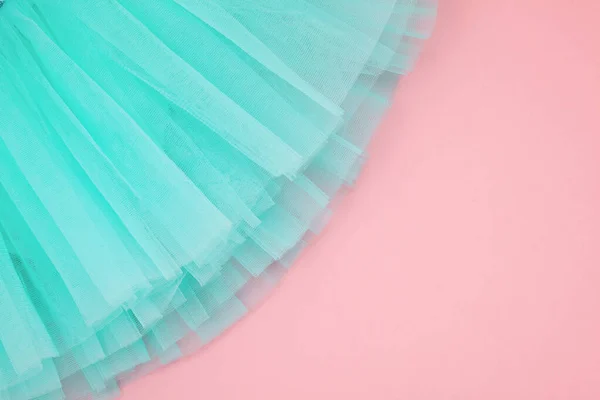 Vue de dessus sur la robe tutu fille ballet sur le fond rose — Photo