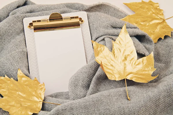 Composition d'automne plat avec feuille de papier vierge et une écharpe en laine chaude — Photo