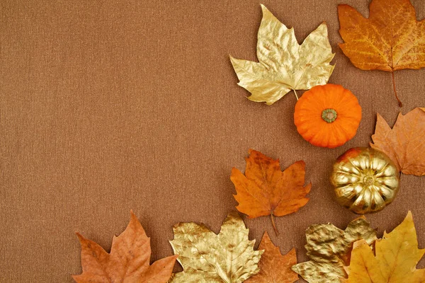Plochá podzimní kompozice s podzimními žlutými a zlatými listy a dýněmi — Stock fotografie