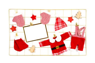 Beyaz arka planda şirin Noel Baba giysileri var.. 