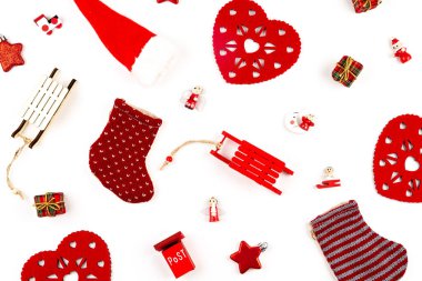 Beyaz arkaplanda xmas süslemeleri olan Noel kompozisyonu