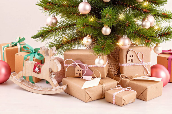 Украшенная елка с завернутыми подарками. Рождество и новый год
