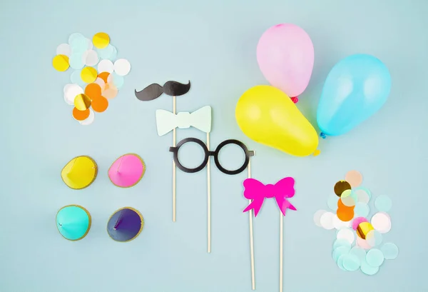 Κάτοψη των αξεσουάρ κόμμα. Μπαλόνια, αξεσουάρ photobox, κομφετί και καπέλα για πάρτι. Γιορτή, διασκέδαση — Φωτογραφία Αρχείου