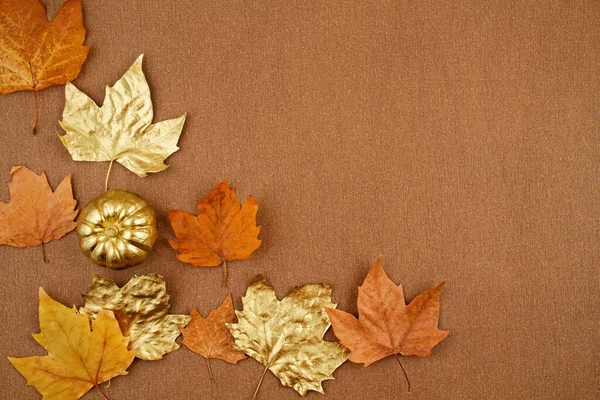 Composición plana de otoño con hojas amarillas y doradas y calabazas — Foto de Stock