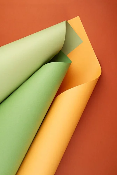 Абстрактний фон з рулонних текстурних паперових листів різних відтінків — стокове фото