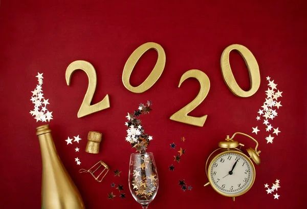 Top view 2020 figures, Golden bottle of champagne, glass, alarm — Stock Photo, Image