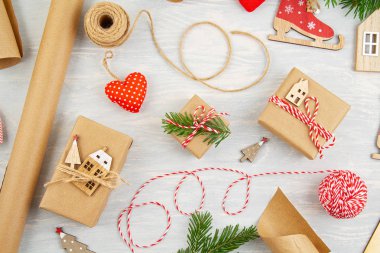 Plastiksiz, doğal dekorasyonlu bir Noel arkaplanı.. 