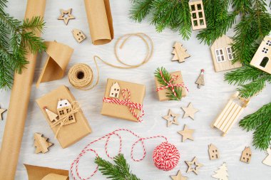 Plastiksiz, doğal dekorasyonlu bir Noel arkaplanı.. 