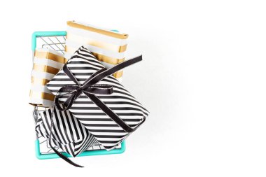 Alışveriş sepetine paketlenmiş hediye kutuları