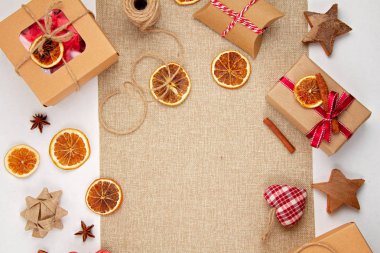 Karton kutularla, kurutulmuş portakallarla, ahşap ve tekstil dekorasyonuyla, plastiksiz plastiksiz düzlükle, sıfır atık Noel.