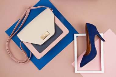 Zarif kadın aksesuarları el çantası ve yüksek topuklu ayakkabılar..