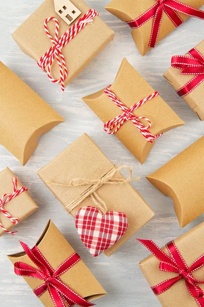 Fondo navideño festivo con cajas de regalo de plástico gratuitas de cartón hechas de papel reciclado. Navidad respetuosa del medio ambiente — Foto de Stock