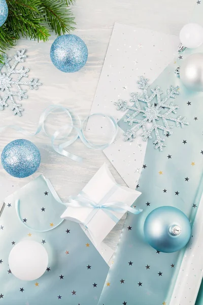 Sfondo natalizio festivo con decorazione natalizia blu e argento e regali — Foto Stock