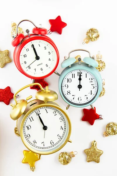 Coleção de relógios de alarme coloridos brilhantes sobre o fundo branco — Fotografia de Stock