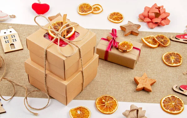 Nulový odpad Vánoce s řemeslnými kartonovými krabicemi, sušenými pomeranči, dřevěnou a textilní výzdobou, bez plastu — Stock fotografie