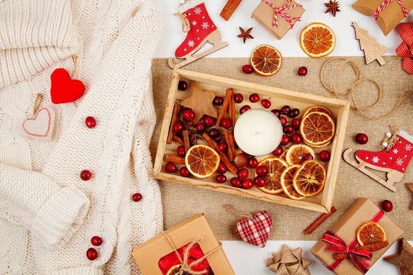 Zero odpadów Boże Narodzenie z pudełek tekturowych rzemiosła, suszone pomarańcze, drewniane i dekoracji tekstylnych, plastikowe płaskie układanki — Zdjęcie stockowe