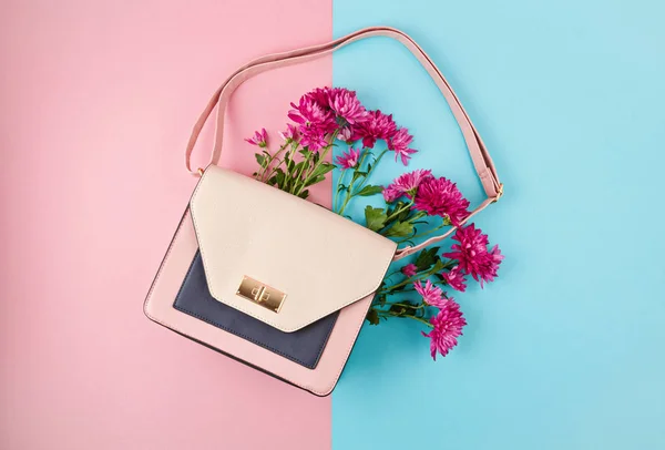 Hermosa bolsa de chicas con flores. Moda urbana femenina, compras, ideas gfit, estilo primavera y verano —  Fotos de Stock