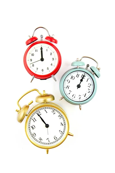 Beyaz arkaplan üzerinde parlak renkli alarm saatleri koleksiyonu — Stok fotoğraf