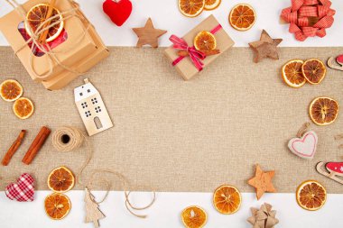 Karton kutularla, kurutulmuş portakallarla, ahşap ve tekstil dekorasyonuyla, plastiksiz plastiksiz düzlükle, sıfır atık Noel.