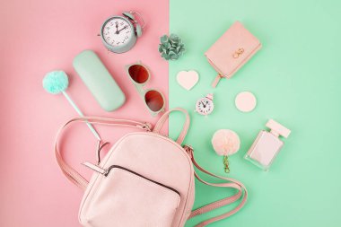 Kızların el çantası ve aksesuarlarıyla pembe ve nane şekeri içinde yatıyordu.