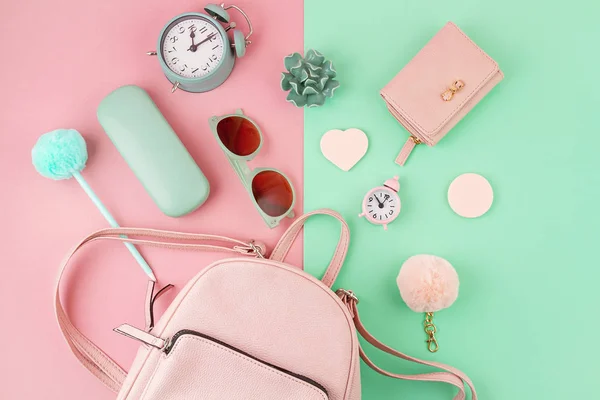 Puesta plana con bolso de mano de las niñas y accesorios en rosa y menta co —  Fotos de Stock