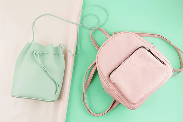 Hermosa bolsa de chicas en color menta pastel y mochila rosa sobre —  Fotos de Stock