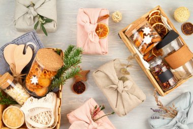 Noel ve diğer tatiller için sıfır atık ev yapımı hediyeler. Kırsal, yeniden kullanılabilir, plastiksiz çevre dostu ambalaj