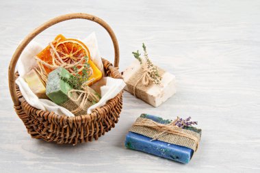 El yapımı doğal sabun ve kuru şampuan, çevre dostu spa, güzellik konsepti. Küçük işletme, etik alışveriş fikri