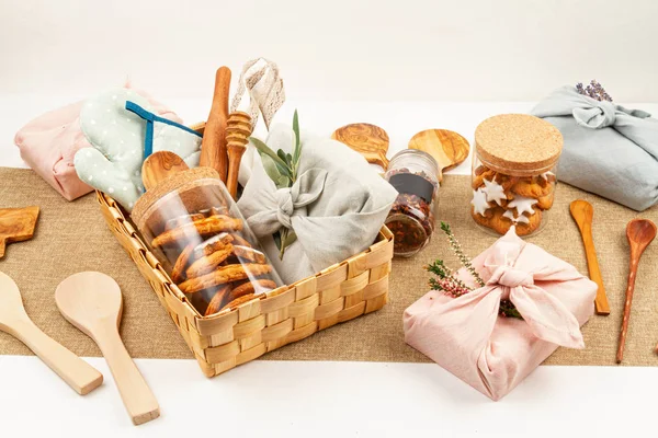 Zero waste home made gifts for Christmas and other holidays. Rustic, reusable, eco friendly packaging without plastic — Stock Photo, Image