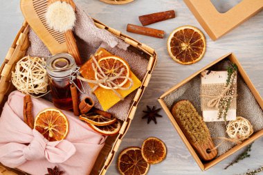 El yapımı organik sabun, kuru şampuan, spa, güzellik derisi hediye paketi konsepti. Küçük işletme, etik alışveriş fikri. Hediyeler plastiksiz, el işi hediye kutularında.