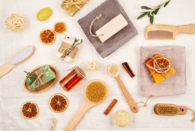 El yapımı organik sabun, kuru şampuan, fırça, banyo aksesuarları, çevre dostu spa, güzellik derisi konsepti. Küçük işletme, etik alışveriş fikri