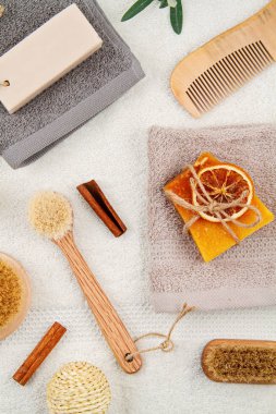 El yapımı organik sabun, kuru şampuan, fırça, banyo aksesuarları, çevre dostu spa, güzellik derisi konsepti. Küçük işletme, etik alışveriş fikri