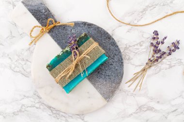 El yapımı doğal sabun, çevre dostu spa, güzellik konsepti. Küçük işletme, etik alışveriş fikri. Plastiğe sarılı sabun ve kuru şampuan barları.