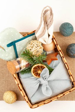 Noel ve diğer tatiller için sıfır atık ev yapımı hediyeler. Kırsal, yeniden kullanılabilir, plastiksiz çevre dostu ambalaj