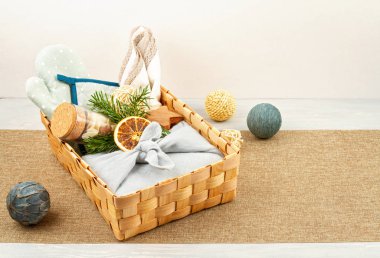 Noel ve diğer tatiller için sıfır atık ev yapımı hediyeler. Kırsal, yeniden kullanılabilir, plastiksiz çevre dostu ambalaj