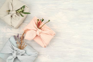 Geleneksel Japon furoshiki stilinde sıfır atık hediye.