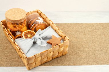 Noel ve diğer tatiller için sıfır atık ev yapımı hediyeler. Kırsal, yeniden kullanılabilir, plastiksiz çevre dostu ambalaj