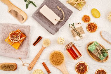 El yapımı organik sabun, kuru şampuan, fırça, banyo aksesuarları, çevre dostu spa, güzellik derisi konsepti. Küçük işletme, etik alışveriş fikri