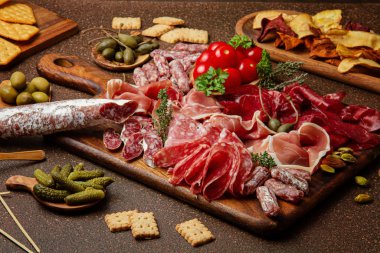 Farklı aperatifler. Antipasti, peynir, şarküteri, aperatif ve şarap. Açık büfe partisi için sosis, jambon, tapas, zeytin, peynir ve kraker.