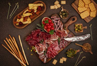 Farklı aperatifler. Antipasti, peynir, şarküteri, aperatif ve şarap. Açık büfe partisi için sosis, jambon, tapas, zeytin, peynir ve kraker.