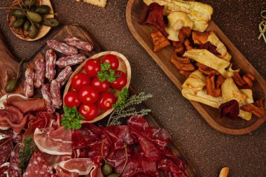 Farklı aperatifler. Antipasti, peynir, şarküteri, aperatif ve şarap. Açık büfe partisi için sosis, jambon, tapas, zeytin, peynir ve kraker.