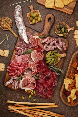 Farklı aperatifler. Antipasti, peynir, şarküteri, aperatif ve şarap. Açık büfe partisi için sosis, jambon, tapas, zeytin, peynir ve kraker.