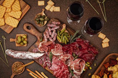 Farklı aperatifler. Antipasti, peynir, şarküteri, aperatif ve şarap. Açık büfe partisi için sosis, jambon, tapas, zeytin, peynir ve kraker.