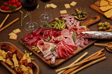 Farklı aperatifler. Antipasti, peynir, şarküteri, aperatif ve şarap. Açık büfe partisi için sosis, jambon, tapas, zeytin, peynir ve kraker.
