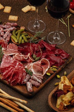 Farklı aperatifler. Antipasti, peynir, şarküteri, aperatif ve şarap. Açık büfe partisi için sosis, jambon, tapas, zeytin, peynir ve kraker.