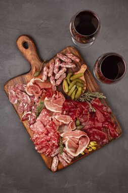 Farklı aperatifler. Antipasti, peynir, şarküteri, aperatif ve şarap. Açık büfe partisi için sosis, jambon, tapas, zeytin, peynir ve kraker.