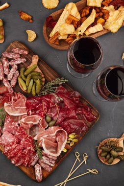 Farklı aperatifler. Antipasti, peynir, şarküteri, aperatif ve şarap. Açık büfe partisi için sosis, jambon, tapas, zeytin, peynir ve kraker.