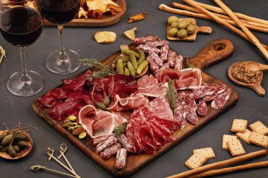 Farklı aperatifler. Antipasti, peynir, şarküteri, aperatif ve şarap. Açık büfe partisi için sosis, jambon, tapas, zeytin, peynir ve kraker.