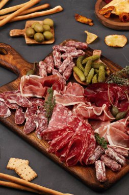 Farklı aperatifler. Antipasti, peynir, şarküteri, aperatif ve şarap. Açık büfe partisi için sosis, jambon, tapas, zeytin, peynir ve kraker.